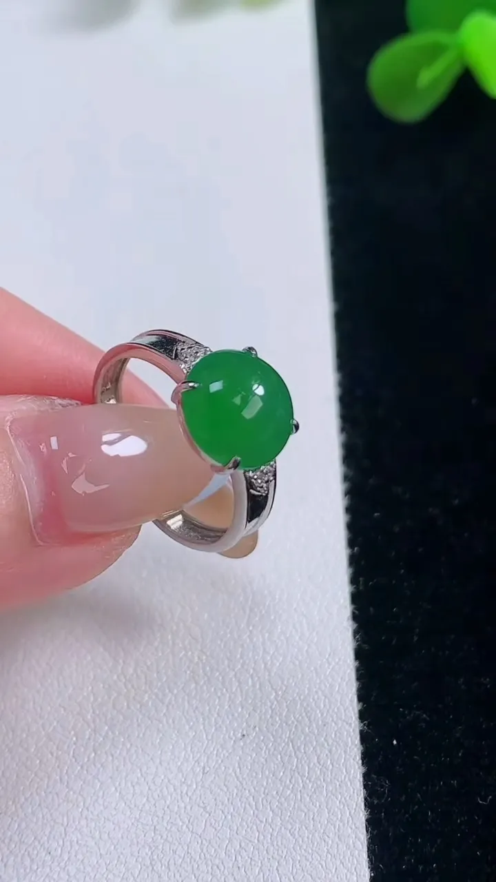 天然A货翡翠蛋面戒指，尺寸17.4-9.5-5，重量:3.41g2025年11月19日
工厂直销收藏佳品,种好水足，色泽均匀，有种有色，上手高大气！