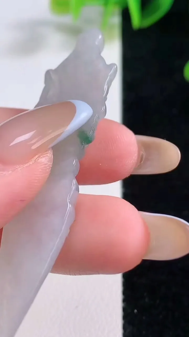 天然A货翡翠冰种飘花降魔杵吊坠，尺寸63.6-14.5-5，重量:8.02g
11月19日