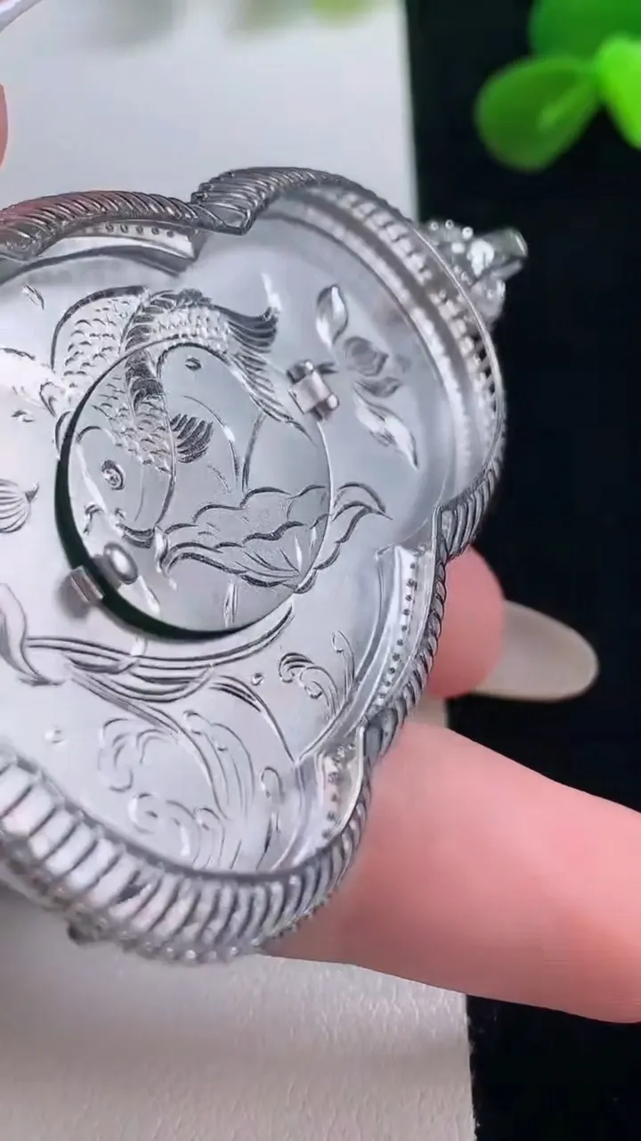 天然A货翡翠观音菩萨吊坠，尺寸71-42.4-11.7，裸石55.6-38.7重量:36.51g
11月19日