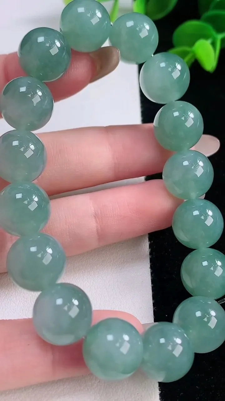 天然A货翡翠圆珠手串，尺寸12.4-16颗，重量:53.89g11月19日
工厂直销收藏佳品,种好水足，色泽均匀，有种有色，上手高大气！