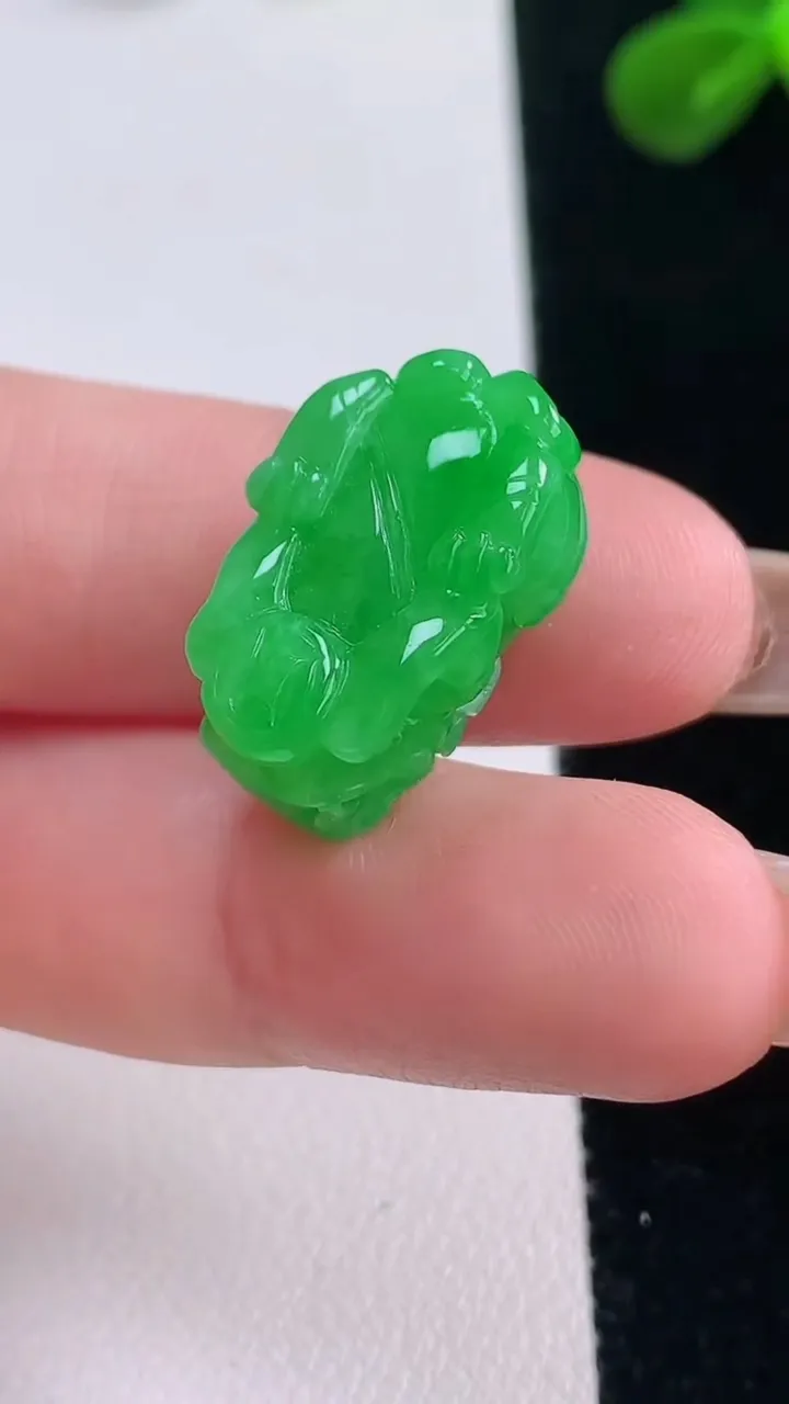 天然A货翡翠貔貅吊坠，尺寸20.6-13.4-11，重量:5.79g
11月19日