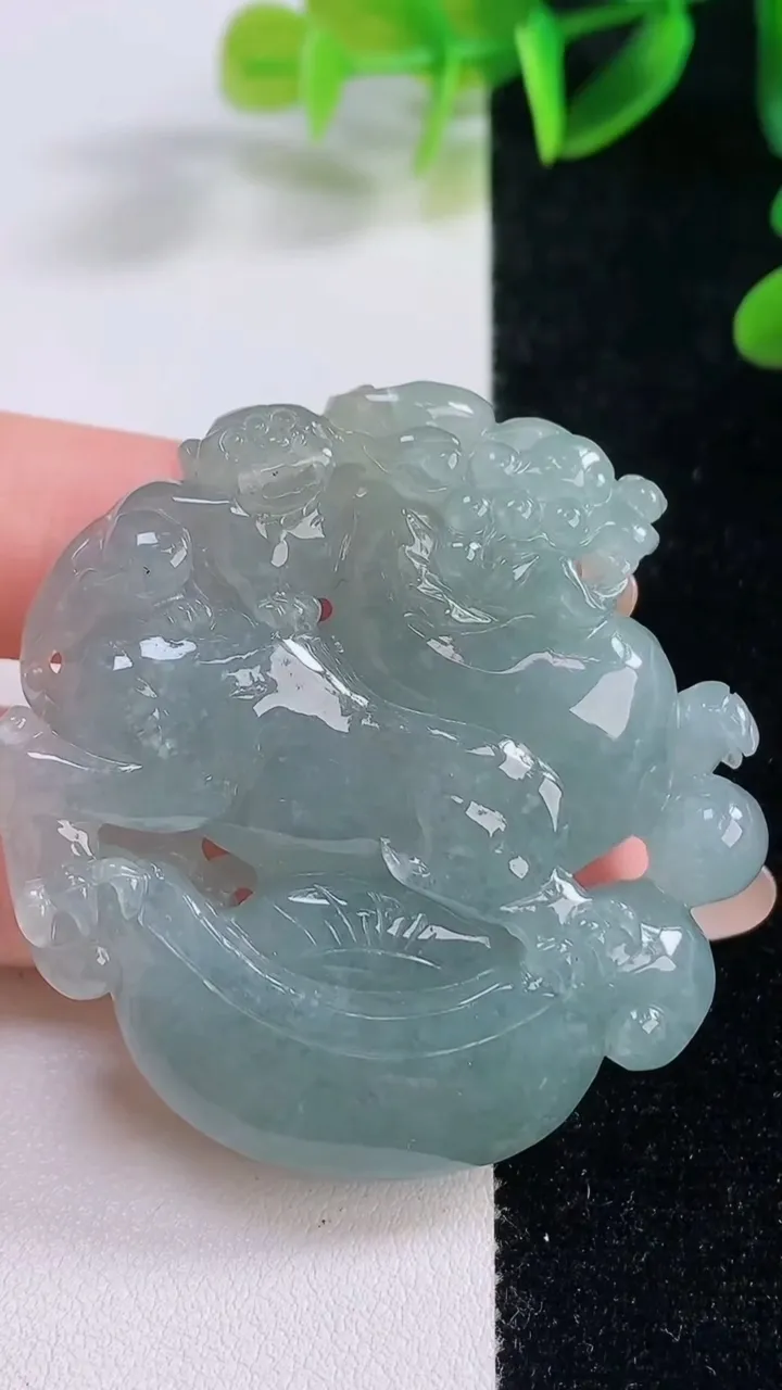 天然A货翡翠麒麟吊坠，尺寸48.8-46.5-11，重量:45.48g
11月19日