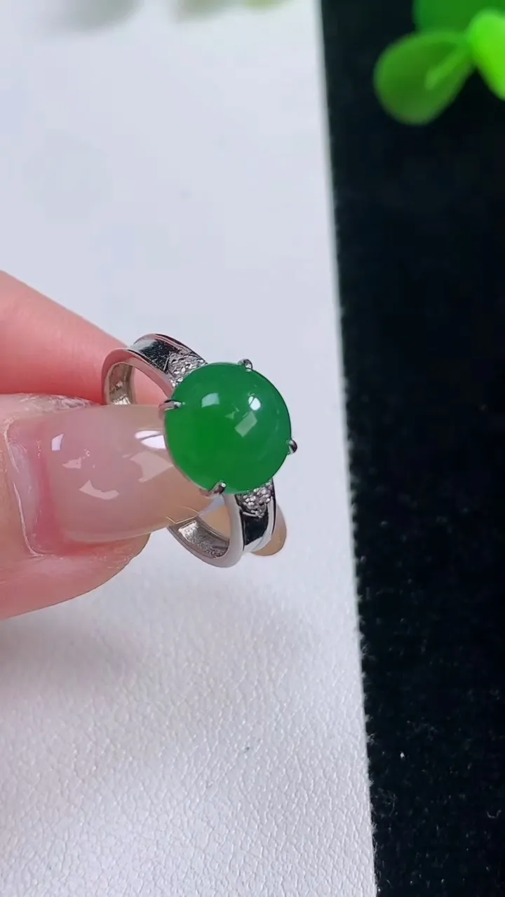 天然A货翡翠蛋面戒指，尺寸17.4-9.5-5，重量:3.41g2025年11月19日
工厂直销收藏佳品,种好水足，色泽均匀，有种有色，上手高大气！
