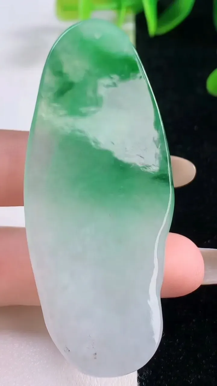 天然A货翡翠观音菩萨吊坠，尺寸70-29.2-7，重量:25.60g
11月19日