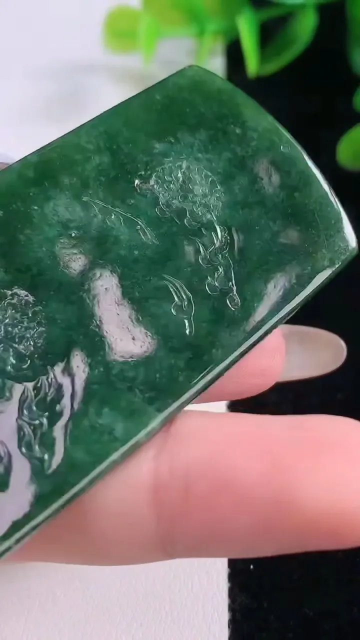 天然A货翡翠山水牌吊坠，尺寸65.6-33-6.3，重量:33.98g
11月19日