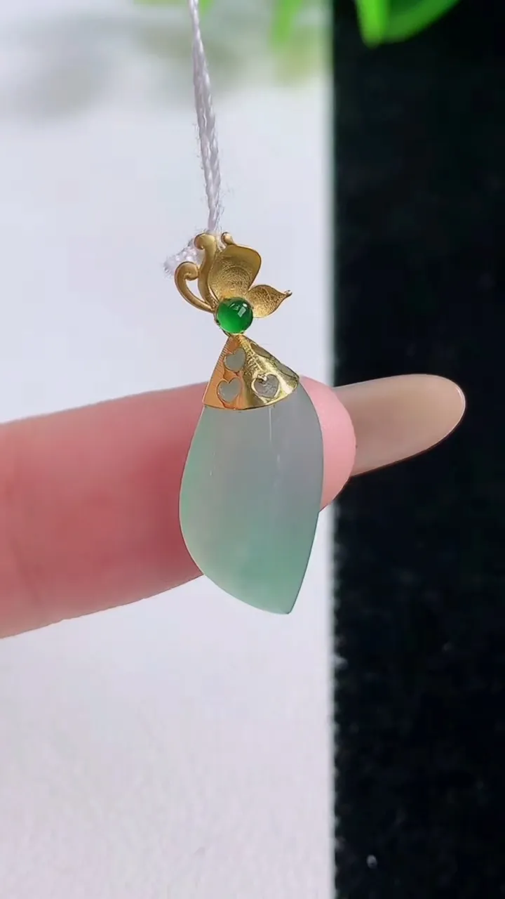 天然A货翡翠随形吊坠，尺寸16.8-9-4，重量:1.12g
11月19日