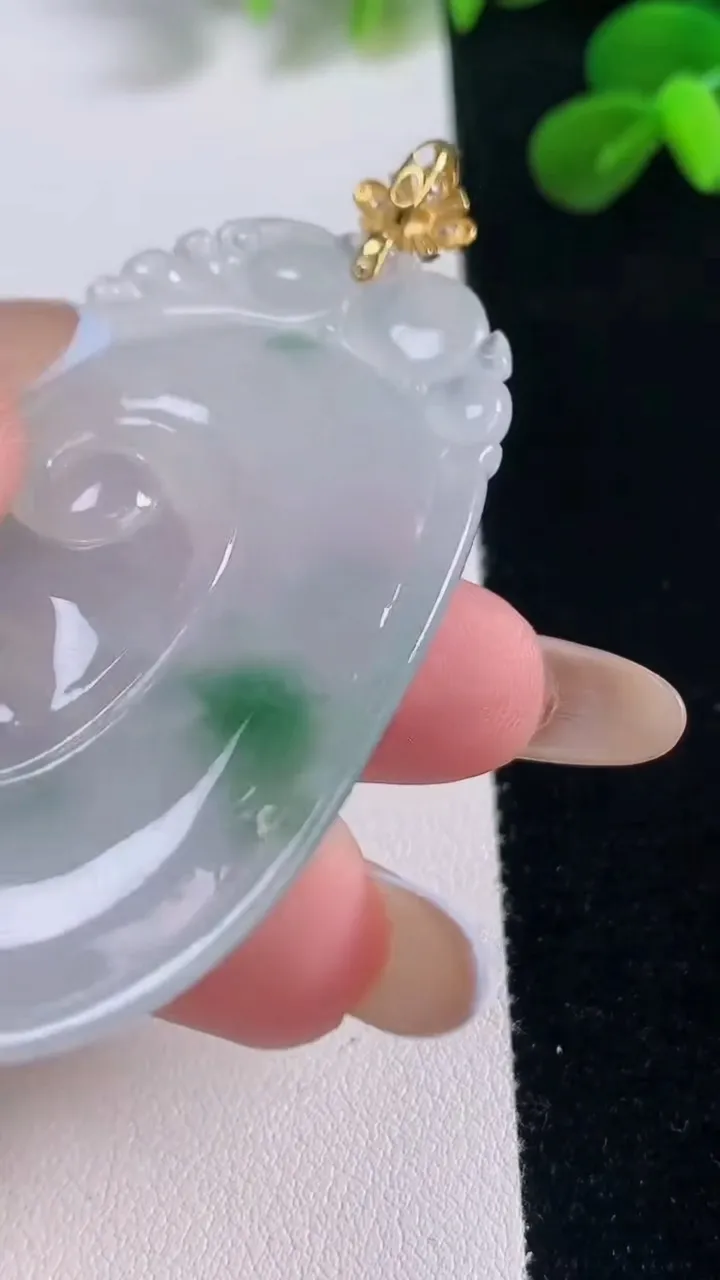 天然A货翡翠种飘花如意吊坠，尺寸60.6-36.5-5.3，重量:25.05g
11月19日