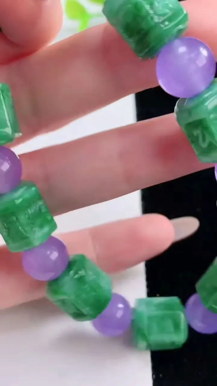 天然A货翡翠金枝玉叶 叶子吊坠，尺寸59.6-30.4-13，裸石42.6-26.2重量:17.48g
11月19日