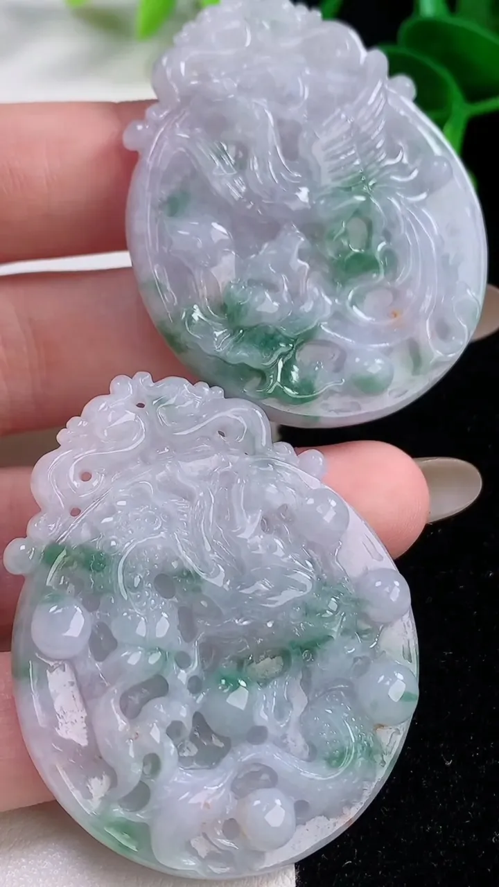 天然A货翡翠龙凤呈祥吊坠一对，尺寸47.2-38.3-2，重:79.10g
11月19日