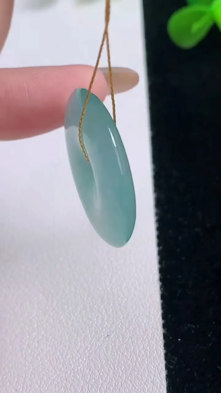 天然A货翡翠平安扣吊坠，尺寸26.3-5.4，重量:8.55g
11月19日