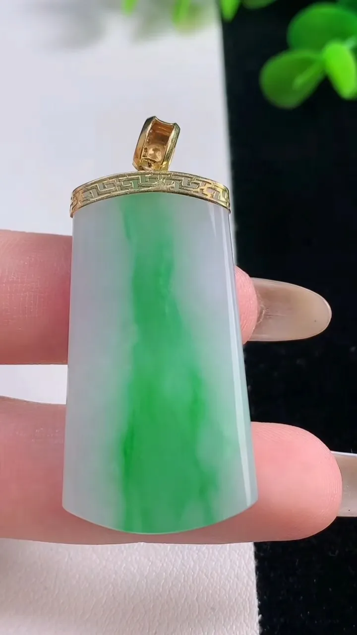 天然A货翡翠无事牌吊坠，尺寸39.8-20.7-3.8，重量:10.15g
11月19日