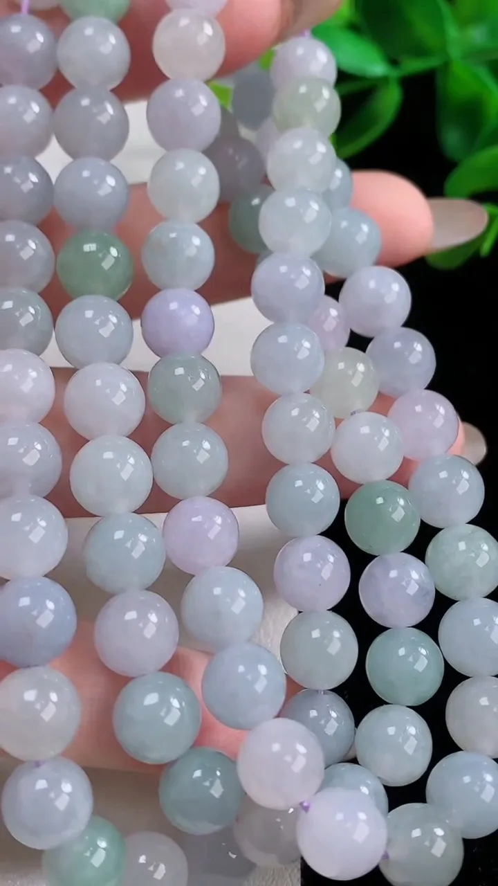 天然A货翡翠双彩圆珠项链，尺寸8-86颗，重量:82.93g
11月19日