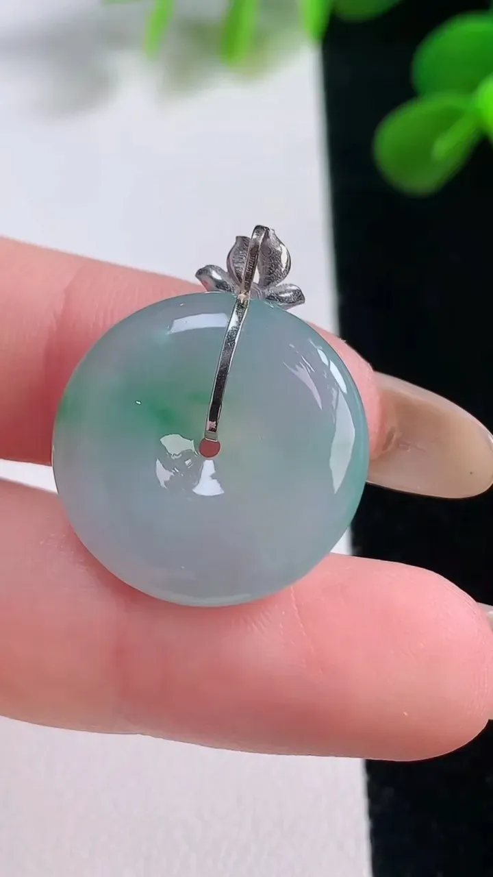 天然A货翡翠平安扣吊坠，尺寸20.7-4.8，重量:4.84g
11月19日