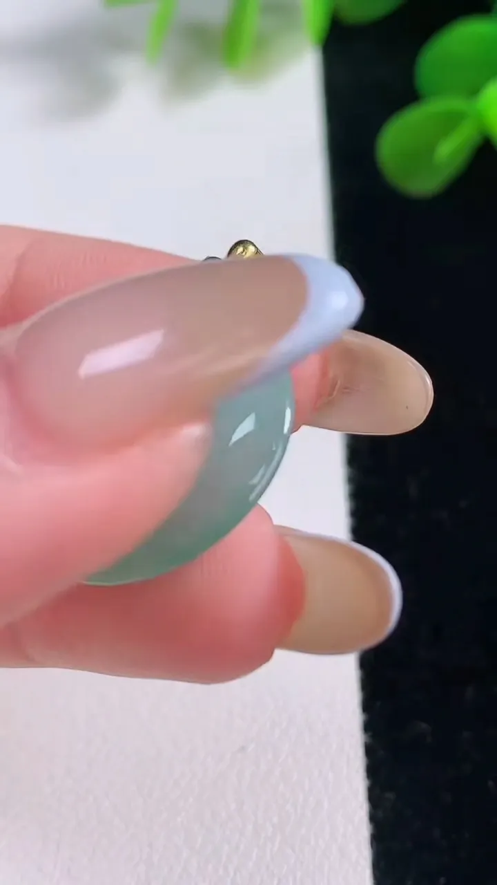 天然A货翡翠平安扣吊坠，尺寸21-3.9，重量:3.85g
11月19日