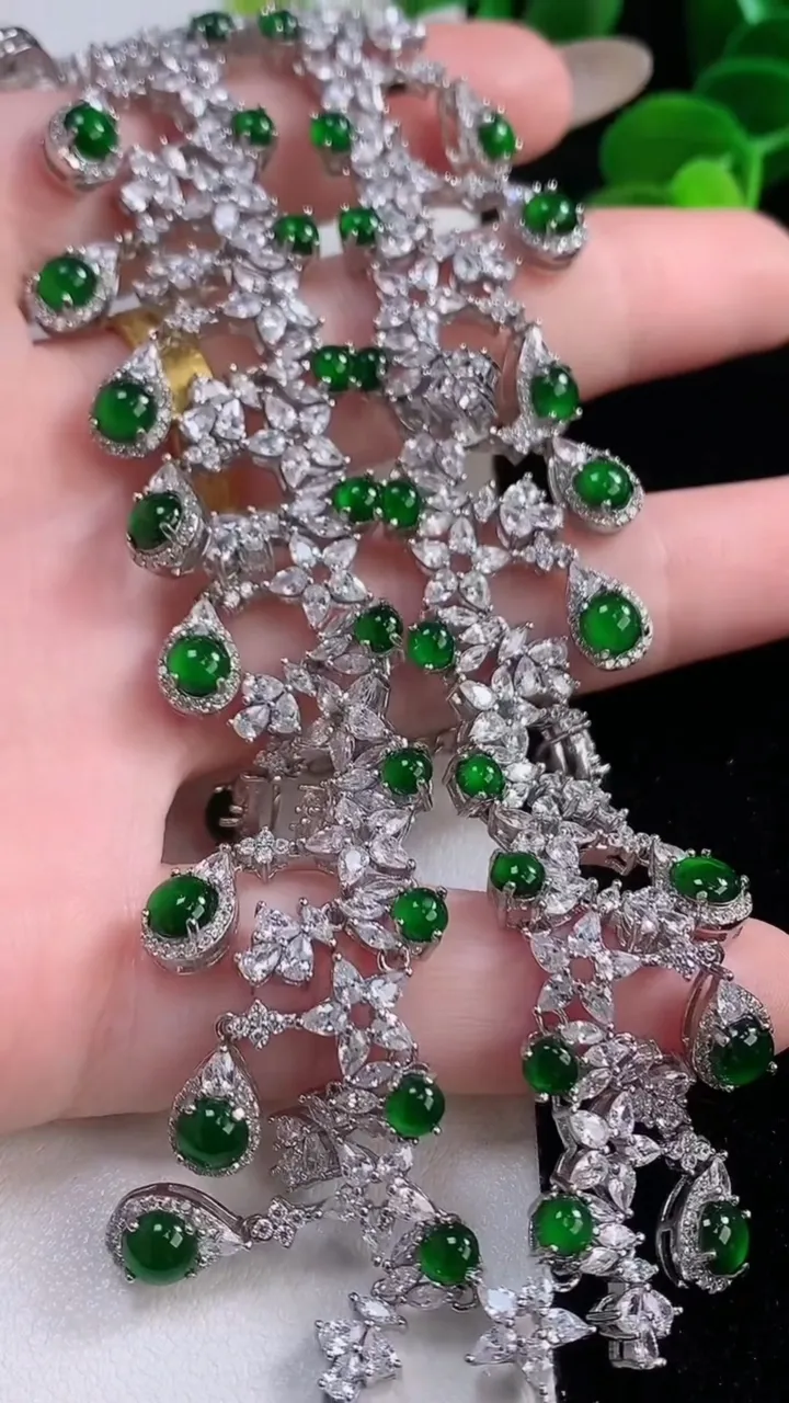 天然A货翡翠蛋面项链，尺寸4.5，重量:39.11g11月19日
工厂直销收藏佳品,种好水足，色泽均匀，有种有色，上手高大气！