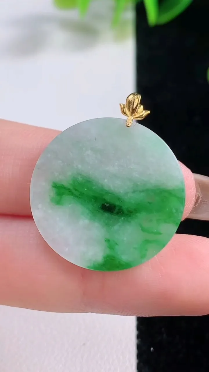 天然A货翡翠无事牌吊坠，尺寸24.5-2，重量:3.55g
11月19日