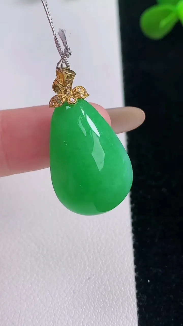 天然A货翡翠福瓜吊坠，尺寸23.7-16-7.9，重量:5.37g
11月19日