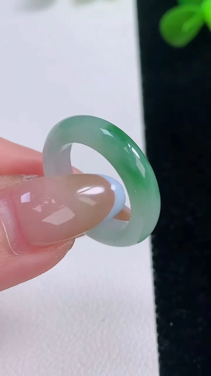 天然A货翡翠指环戒指，尺寸16.4-4.9-3.1，重量:2.93g2025年11月19日
工厂直销收藏佳品,种好水足，色泽均匀，有种有色，上手高大气！