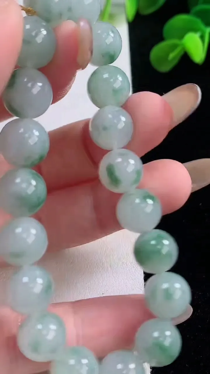 天然A货翡翠飘花圆珠手串，尺寸10-19颗，重量:32.80g11月19日
工厂直销收藏佳品,种好水