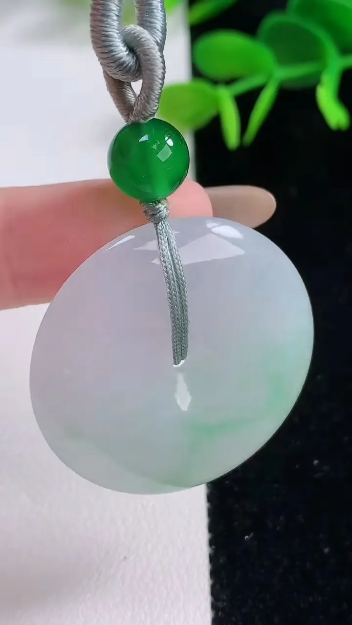 天然A货翡翠平安扣吊坠，尺寸33.6-6.7，重:15.13g
11月19日