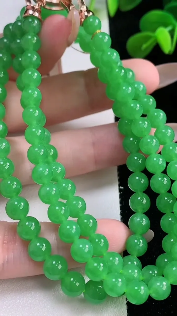 天然A货翡翠圆珠项链，尺寸5.8-100颗，重量:38.49g11月19日
工厂直销收藏佳品,种好水足，色泽均匀，有种有色，上手高大气！