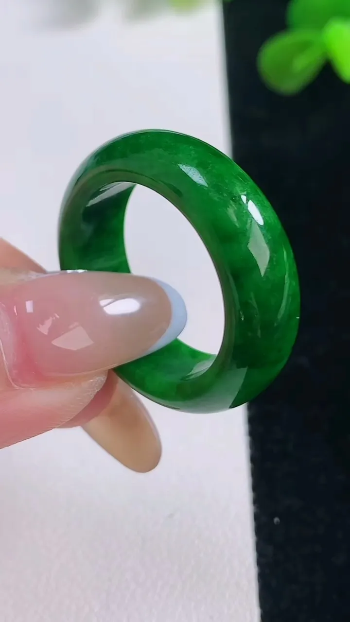 天然A货翡翠指环戒指，尺寸20.7-7.6-3.6，重量:7.90g2025年11月19日
工厂直销