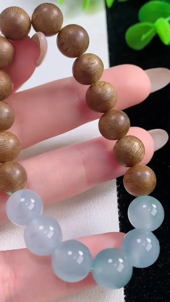 天然A货翡翠种飘花圆珠手串，尺寸9.6，重量:12.00g11月19日
工厂直销收藏佳品,种好水足，色泽均匀，有种有色，上手高大气！