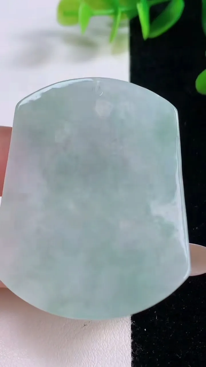 天然A货翡翠大势至菩萨吊坠，尺寸53-41-4.6，重量:23.69g
11月19日