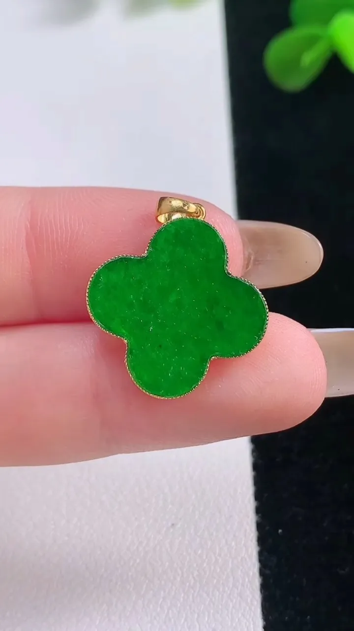 天然A货翡翠四叶草吊坠，尺寸19-12.7-1.9，重量:1.43g
11月19日