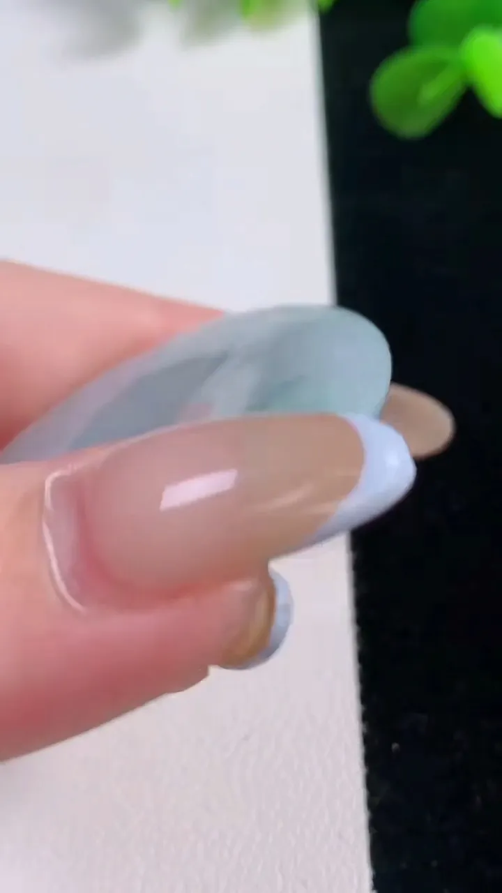 天然A货翡翠飘花平安扣吊坠，尺寸39.6-5.9，重量:15.90g
11月19日