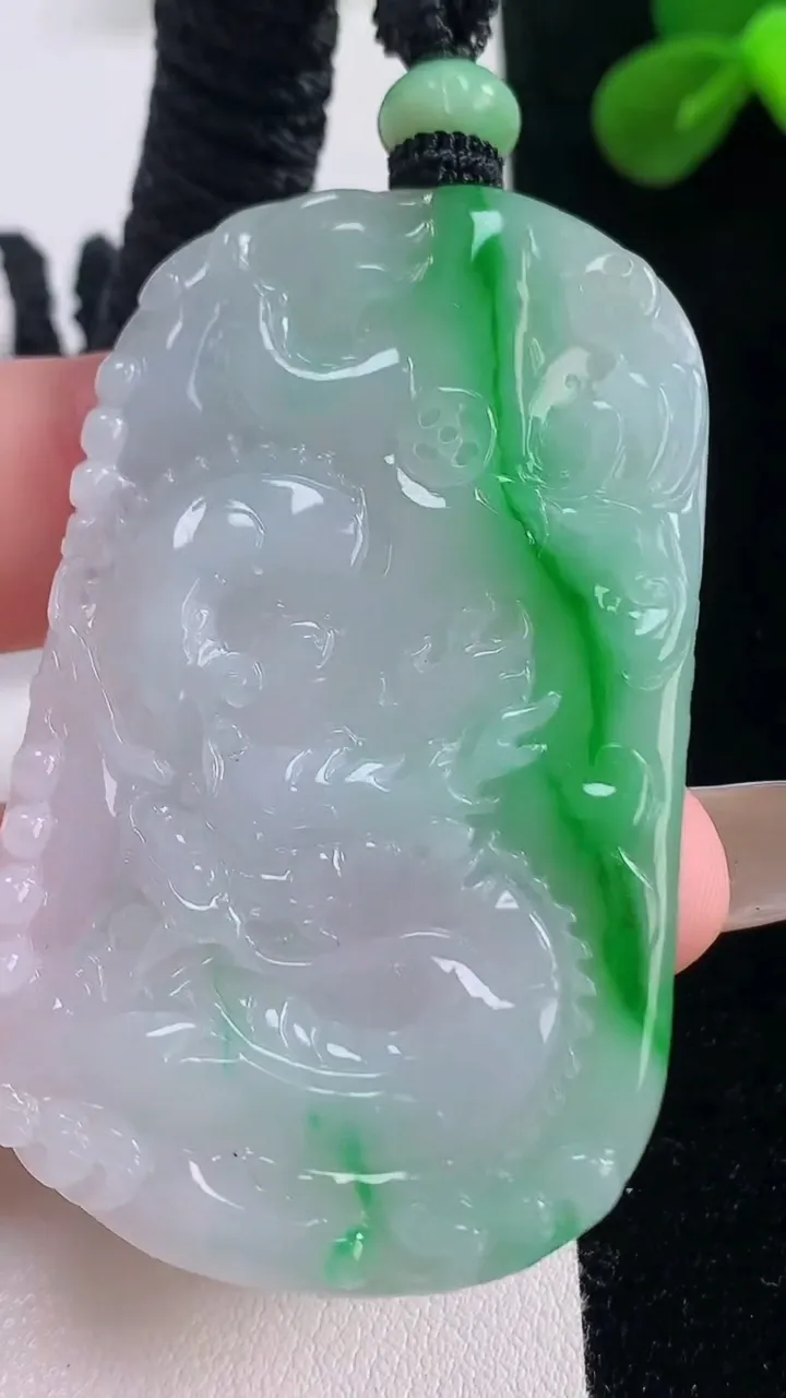 天然A货翡翠龙牌吊坠，尺寸56-33.5-4.5，重量:25.13g
11月19日