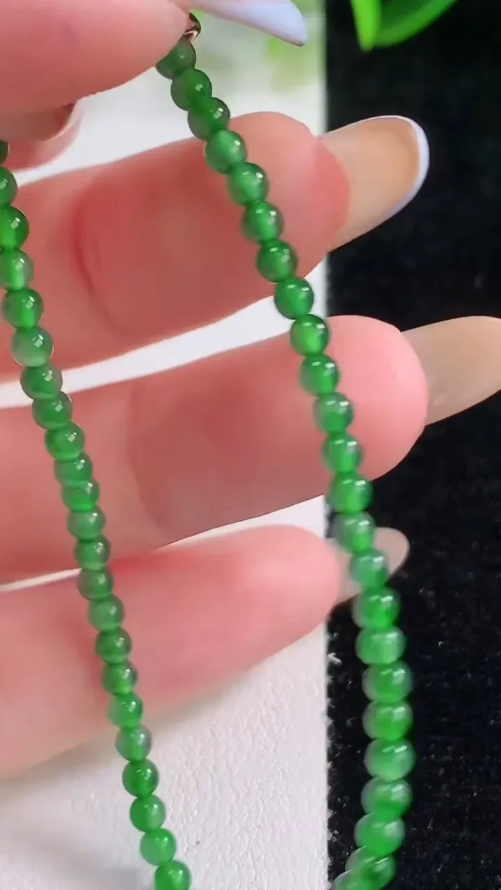 天然A货翡翠小米珠手串，尺寸2.9-58颗，重量:4.40g11月19日
工厂直销收藏佳品,种好水足，色泽均匀，有种有色，上手高大气！