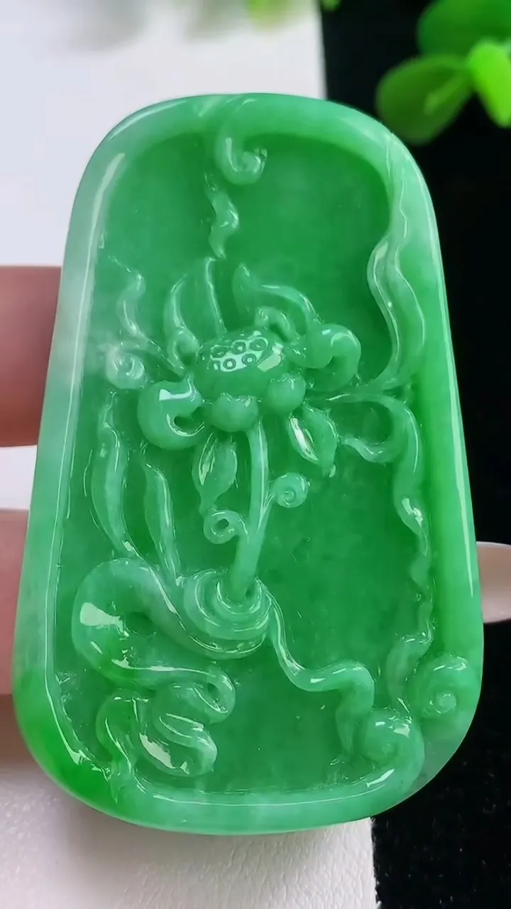 天然A货翡翠和和美美 荷花吊坠，尺寸60-38.2-7.3，重量:39.73g
11月19日