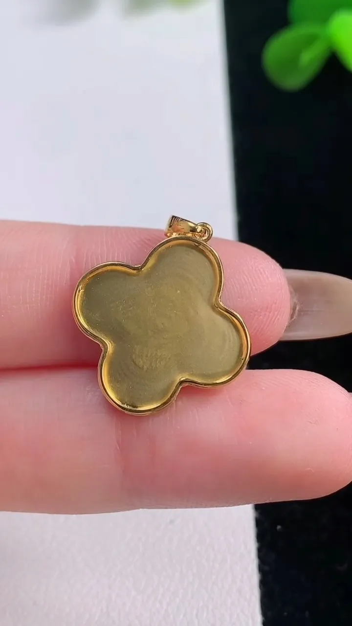 天然A货翡翠四叶草吊坠，尺寸19-12.7-1.9，重量:1.43g
11月19日
