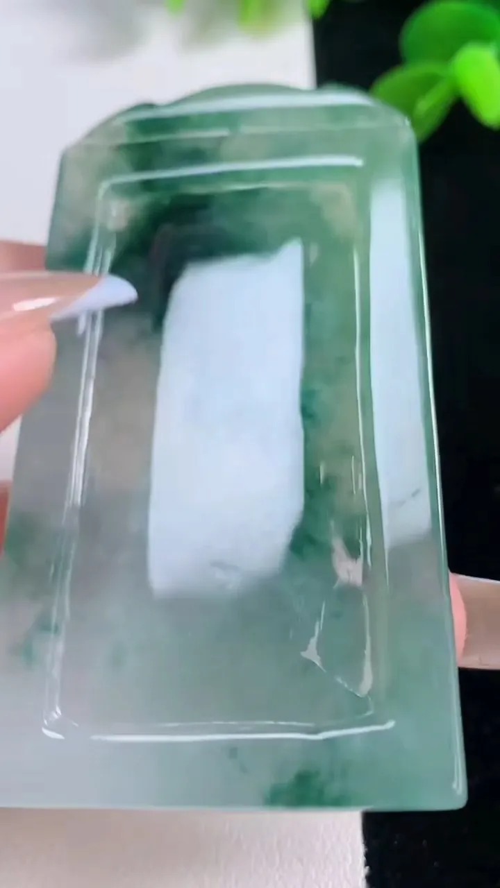 天然A货翡翠山水牌吊坠，尺寸68.7-36.8-5.7，重量:32.80g
11月19日