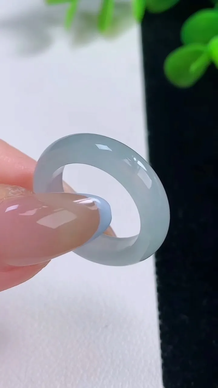 天然A货翡翠指环戒指，尺寸17.3-5.2-3.2，重量:3.58g2025年11月19日
工厂直销收藏佳品,种好水足，色泽均匀，有种有色，上手高大气！