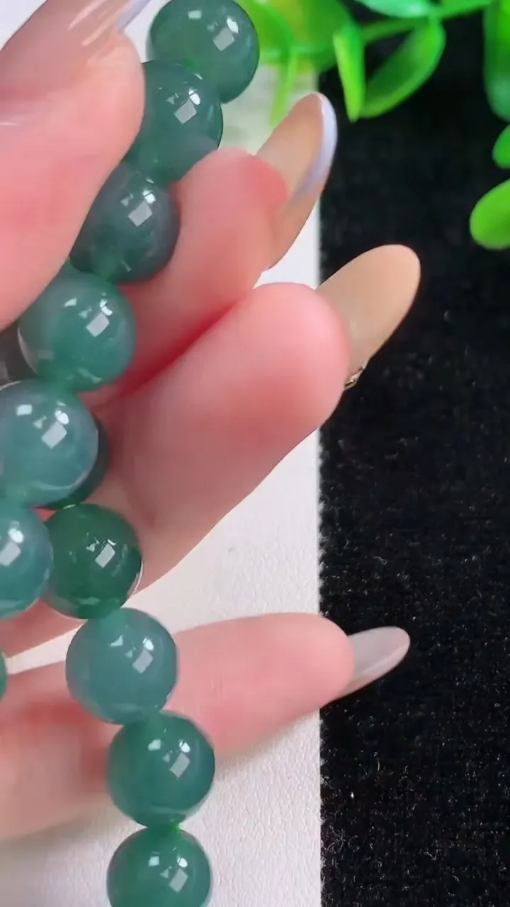 天然A货翡翠圆珠手串，尺寸9.8-21颗，重量:33.40g11月19日
工厂直销收藏佳品,种好水足，色泽均匀，有种有色，上手高大气！