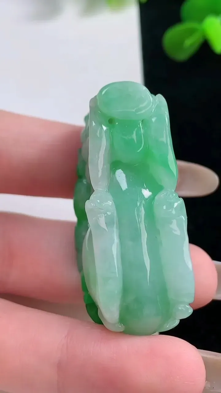 天然A货翡翠貔貅吊坠，尺寸43.7-18.8-21.4，重量:35.92g
11月19日