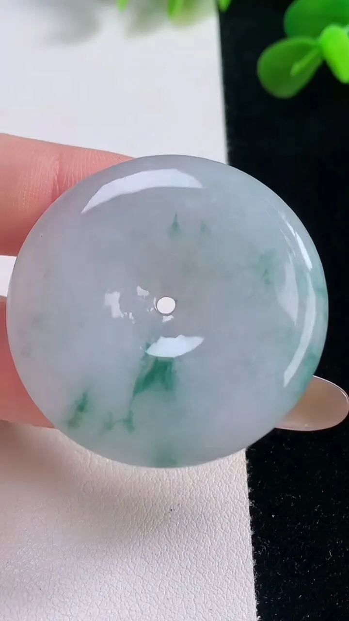 天然A货翡翠飘花平安扣吊坠，尺寸39.6-5.9，重量:15.90g
11月19日