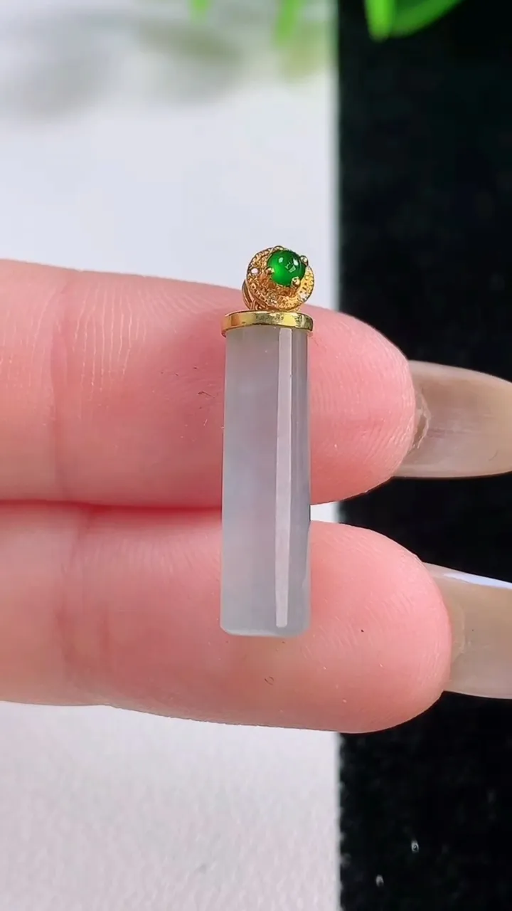 天然A货翡翠平安柱吊坠，尺寸19.3-5，重量:1.80g
11月19日