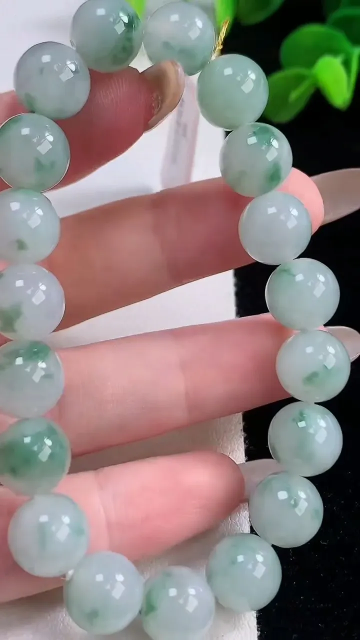 天然A货翡翠飘花圆珠手串，尺寸10-19颗，重量:32.80g11月19日
工厂直销收藏佳品,种好水足，色泽均匀，有种有色，上手高大气！