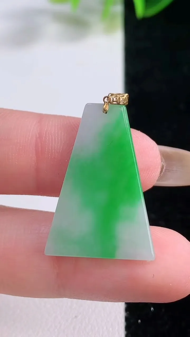 天然A货翡翠无事牌吊坠，尺寸27-18.6-2，重量:2.24g
11月19日