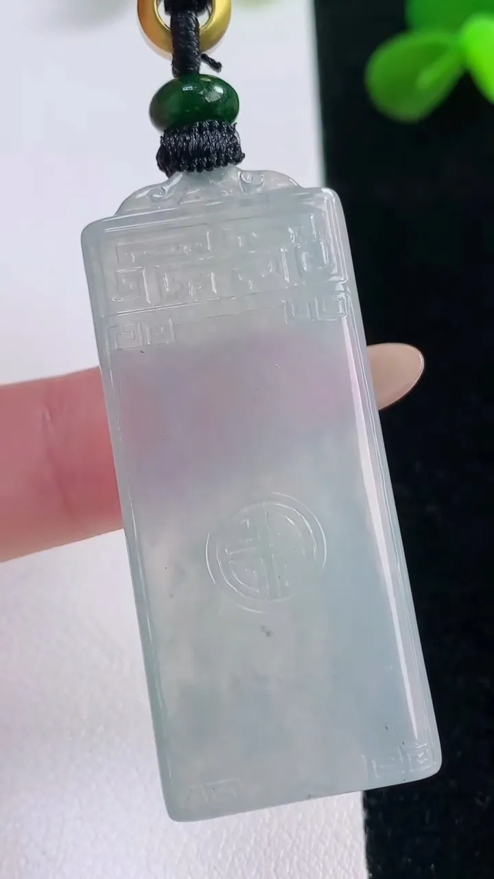 天然A货翡翠仿古无事牌吊坠，尺寸46.2-20-5，重量:18.55g
11月19日