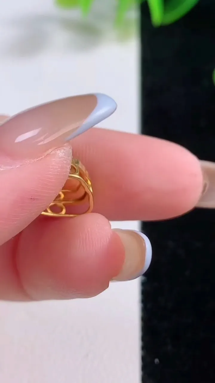 天然A货翡翠佛公吊坠，尺寸9-10.4-6.2，重量:1.17g
11月19日