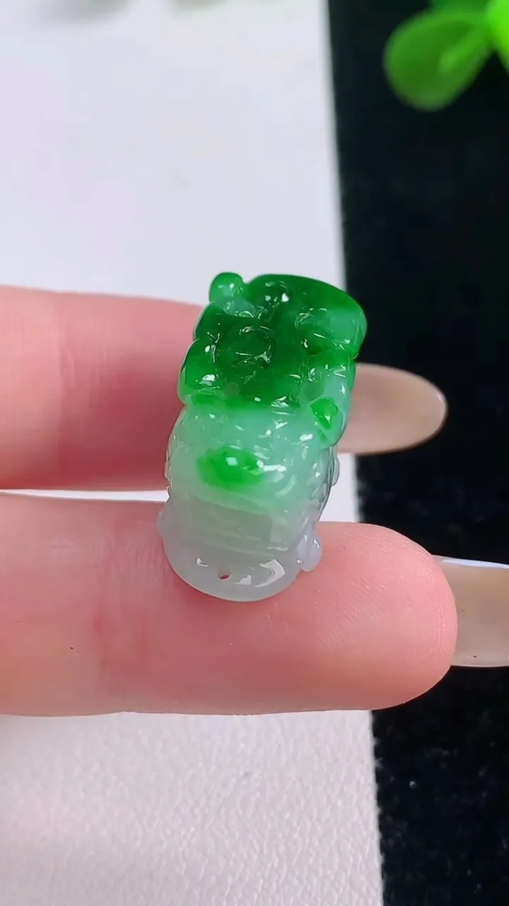 天然A货翡翠貔貅吊坠，尺寸21.2-11.5-12.7，重量:7.90g
11月19日