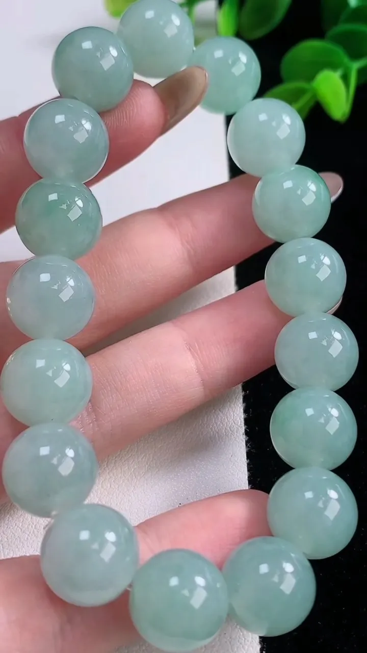 天然A货翡翠圆珠手串，尺寸12.3-17颗，重量:53.13g11月19日
工厂直销收藏佳品,种好水足，色泽均匀，有种有色，上手高大气！