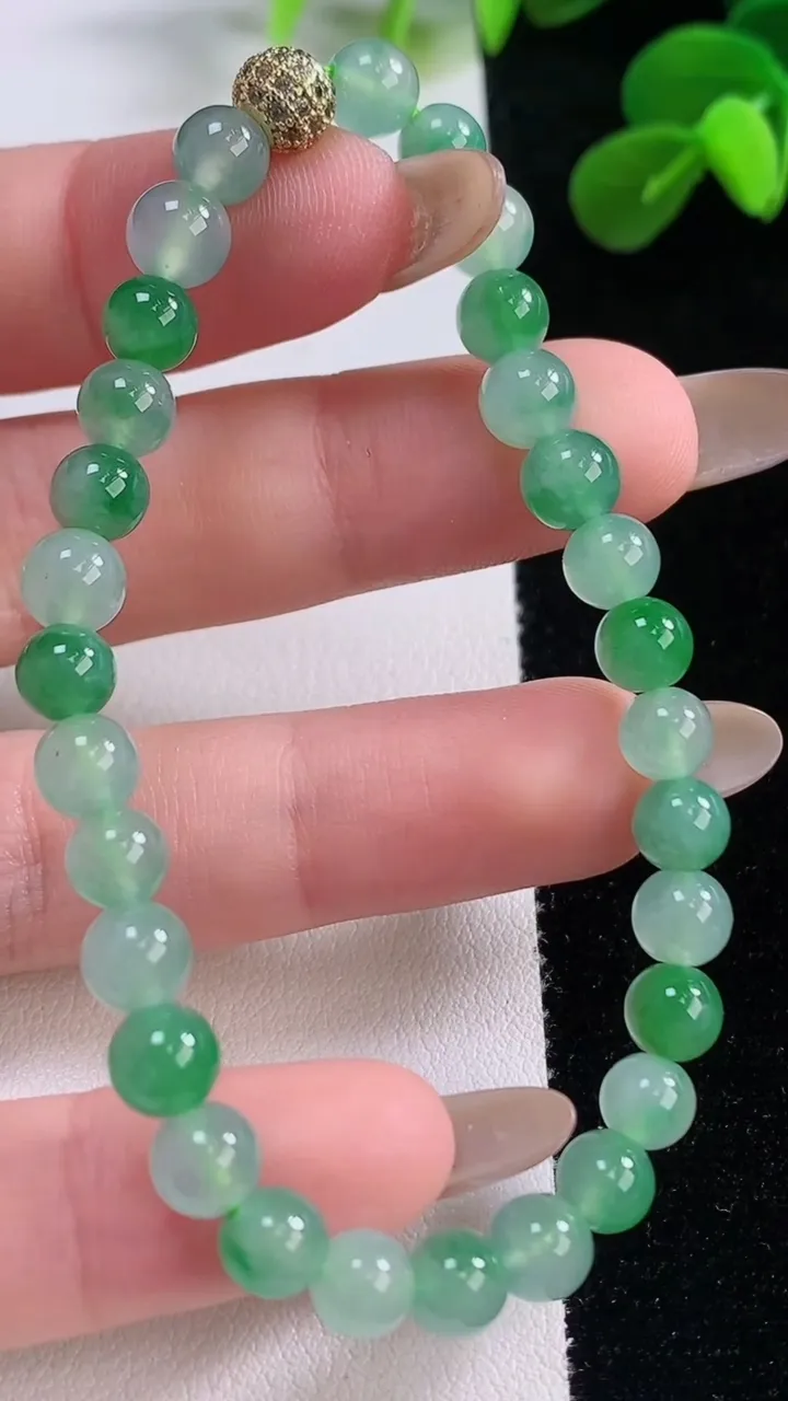 天然A货翡翠圆珠手串，尺寸6-30颗，重量:11.34g11月19日
工厂直销收藏佳品,种好水足，色泽均匀，有种有色，上手高大气！