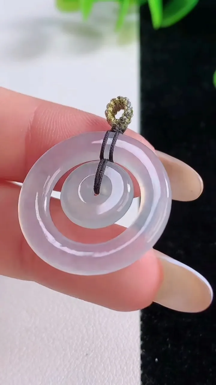 天然A货翡翠母子平安扣吊坠，尺寸24.2-3，重量:4.10g
11月19日