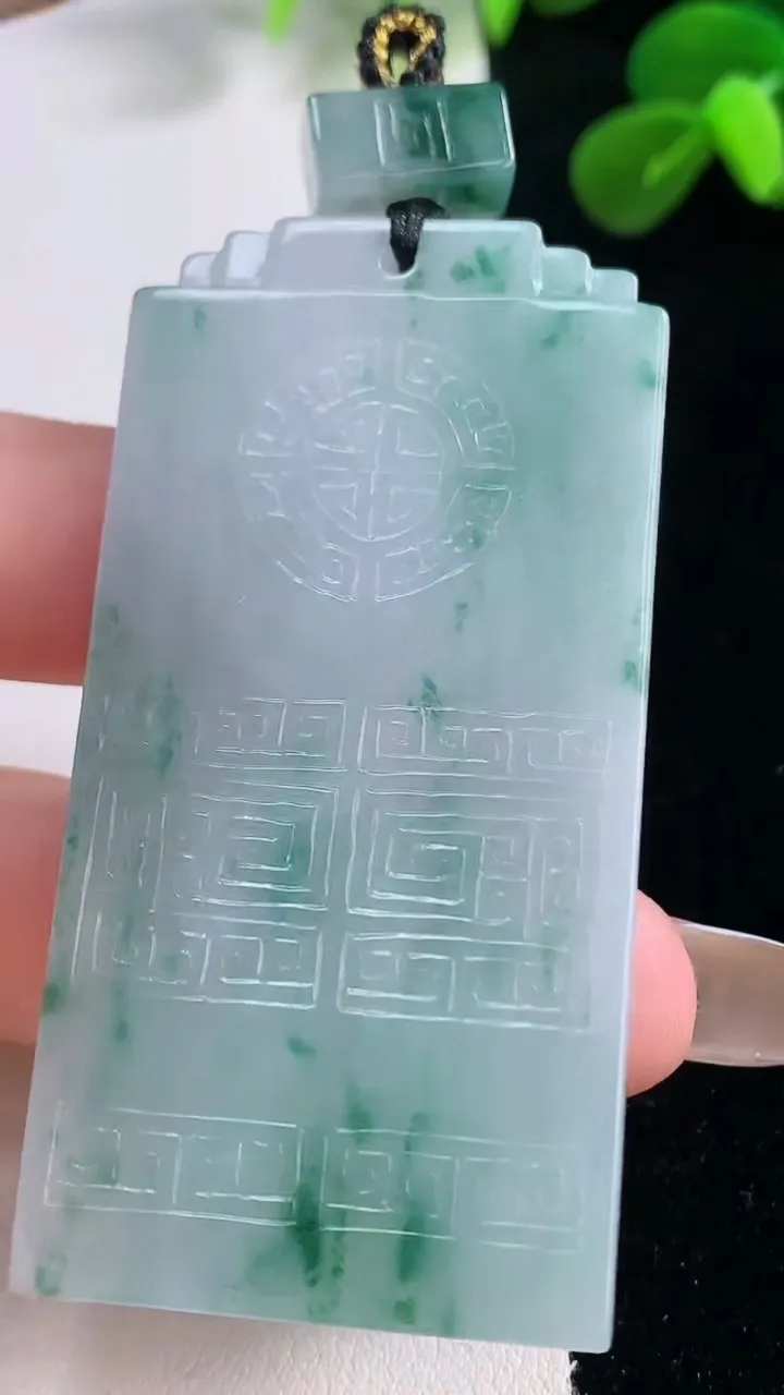 天然A货翡翠飘花仿古无事牌吊坠，尺寸60.5-31-6.2，重量:39.53g
11月19日