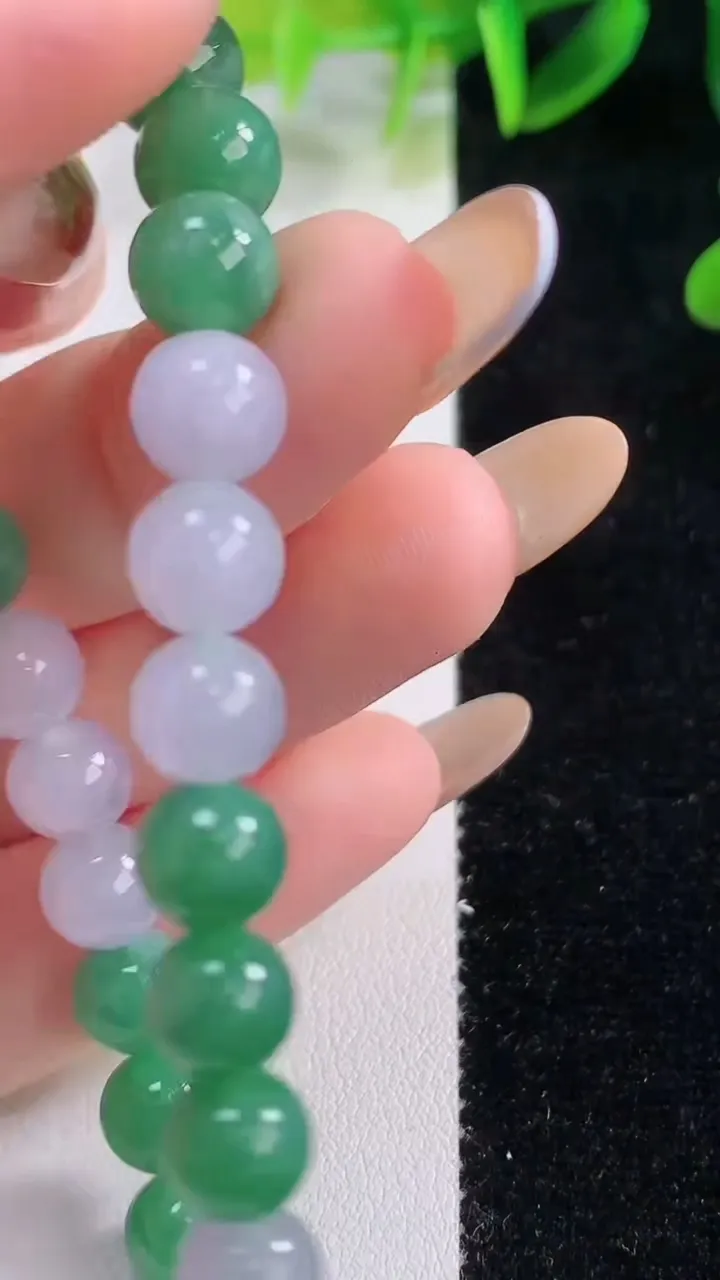 天然A货翡翠圆珠手串，尺寸7.5-25颗，重量:17.93g11月19日
工厂直销收藏佳品,种好水足，色泽均匀，有种有色，上手高大气！